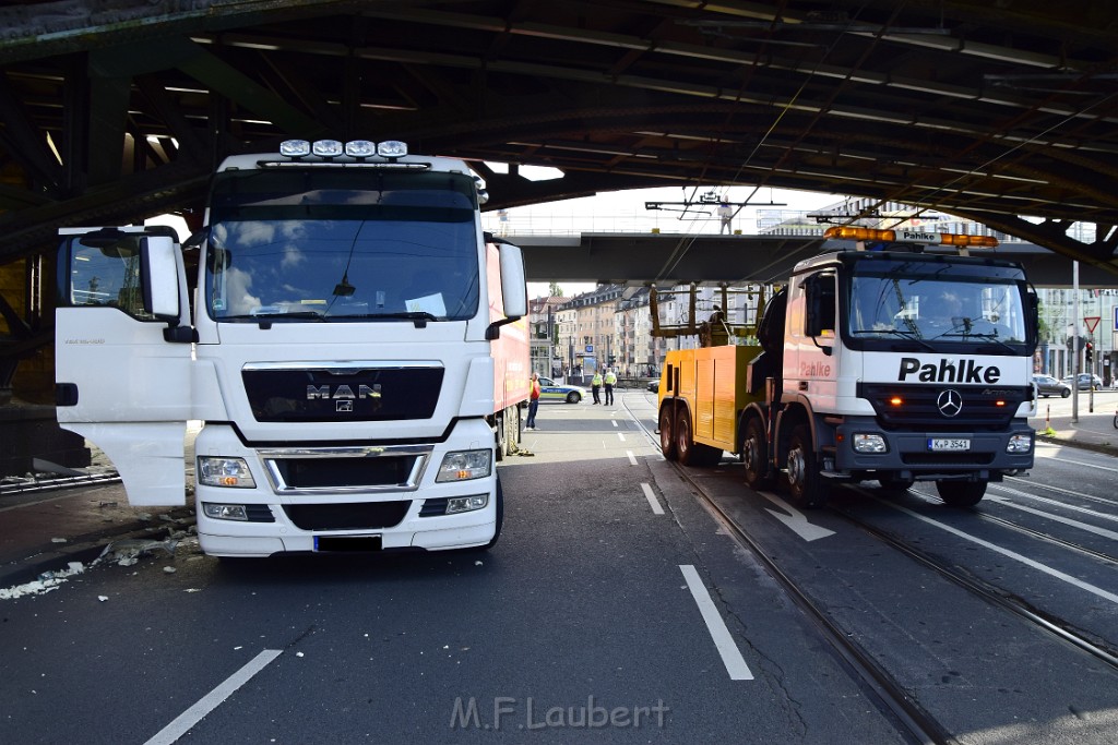 LKW blieb unter Bruecke haengen Koeln Deutz Opladenerstr Deutz Muelheimerstr P071.JPG - Miklos Laubert